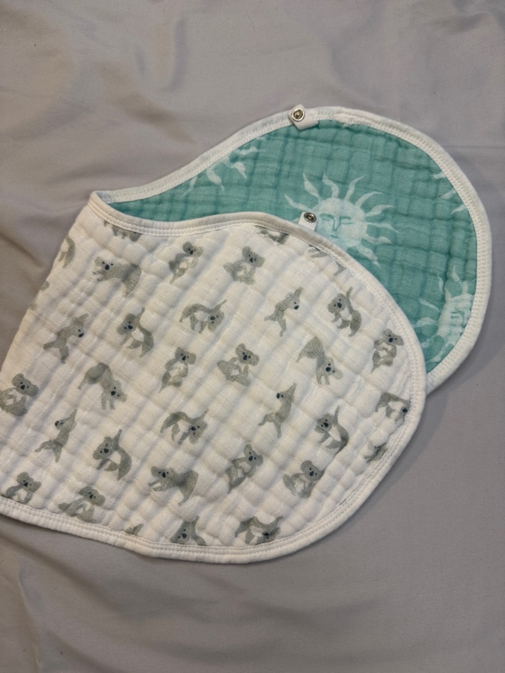 🐥 Aden + Anais - muslin cotton reversible sun/koala bib